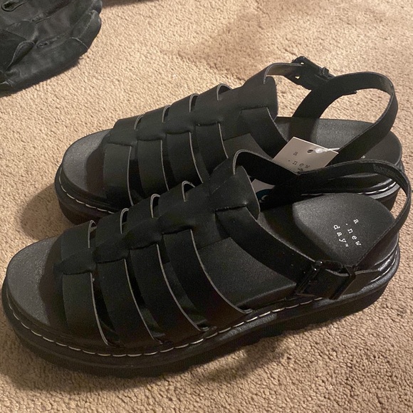 Platform Sandals - Picture 2 of 3